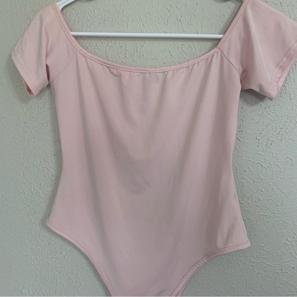 ❇️3/$30❇️ EUC Light Pink Off Shoulder Short Sleeve Stretchy Bodycon Bodysuit Top - Picture 4 of 8